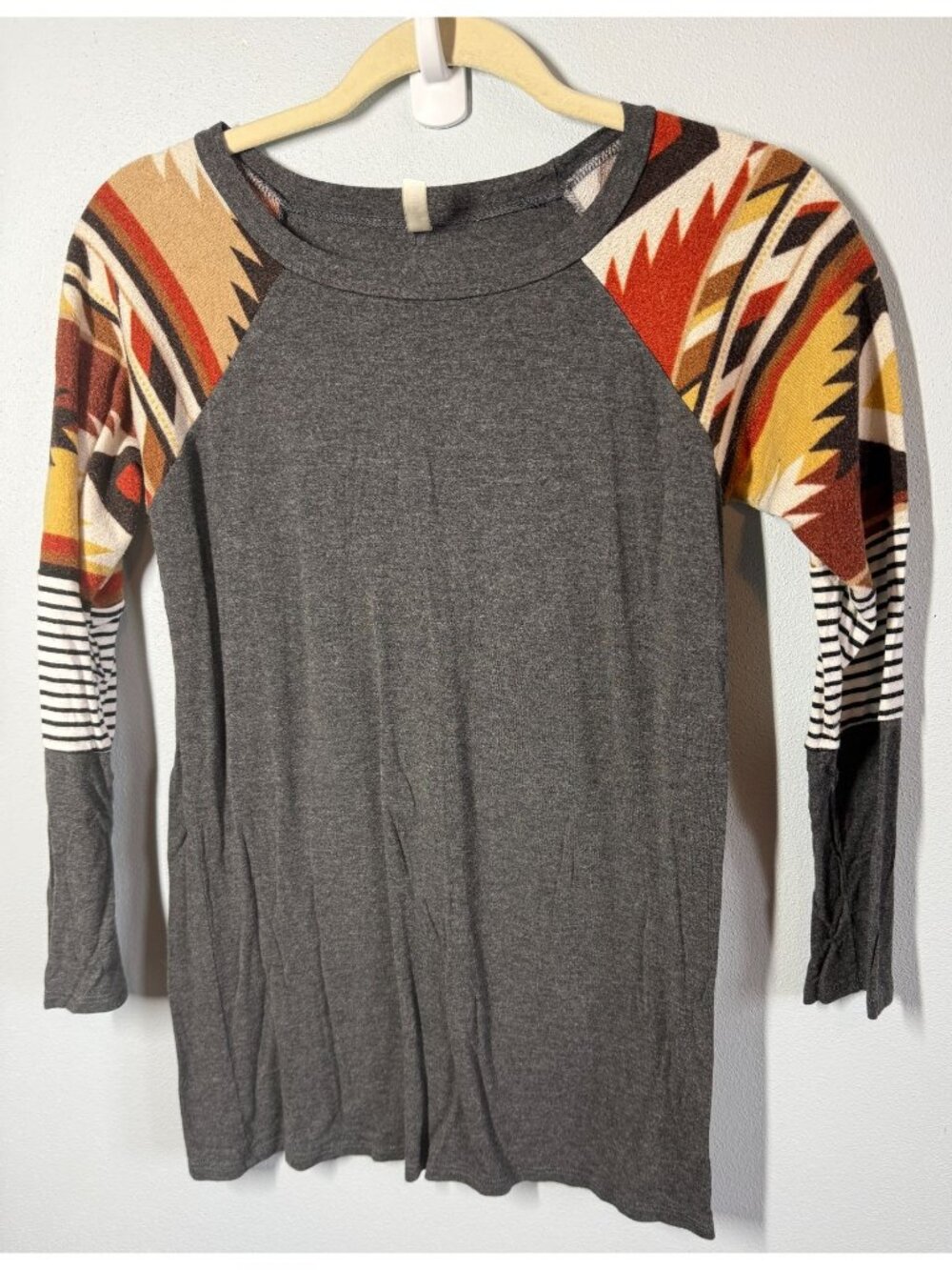 Magic Fit Raglan Top Aztec Print Sleeves‎ Medium Southwest Rustic Cowgirl Casual